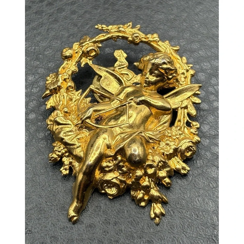 Vintage Cherub Angel Wreath Brooch Pin Cupid Gold Tone